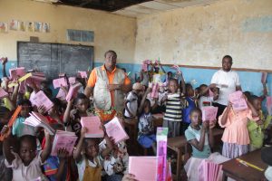 L’ASBL AFADRE distribue des kits scolaires aux enfants démunis